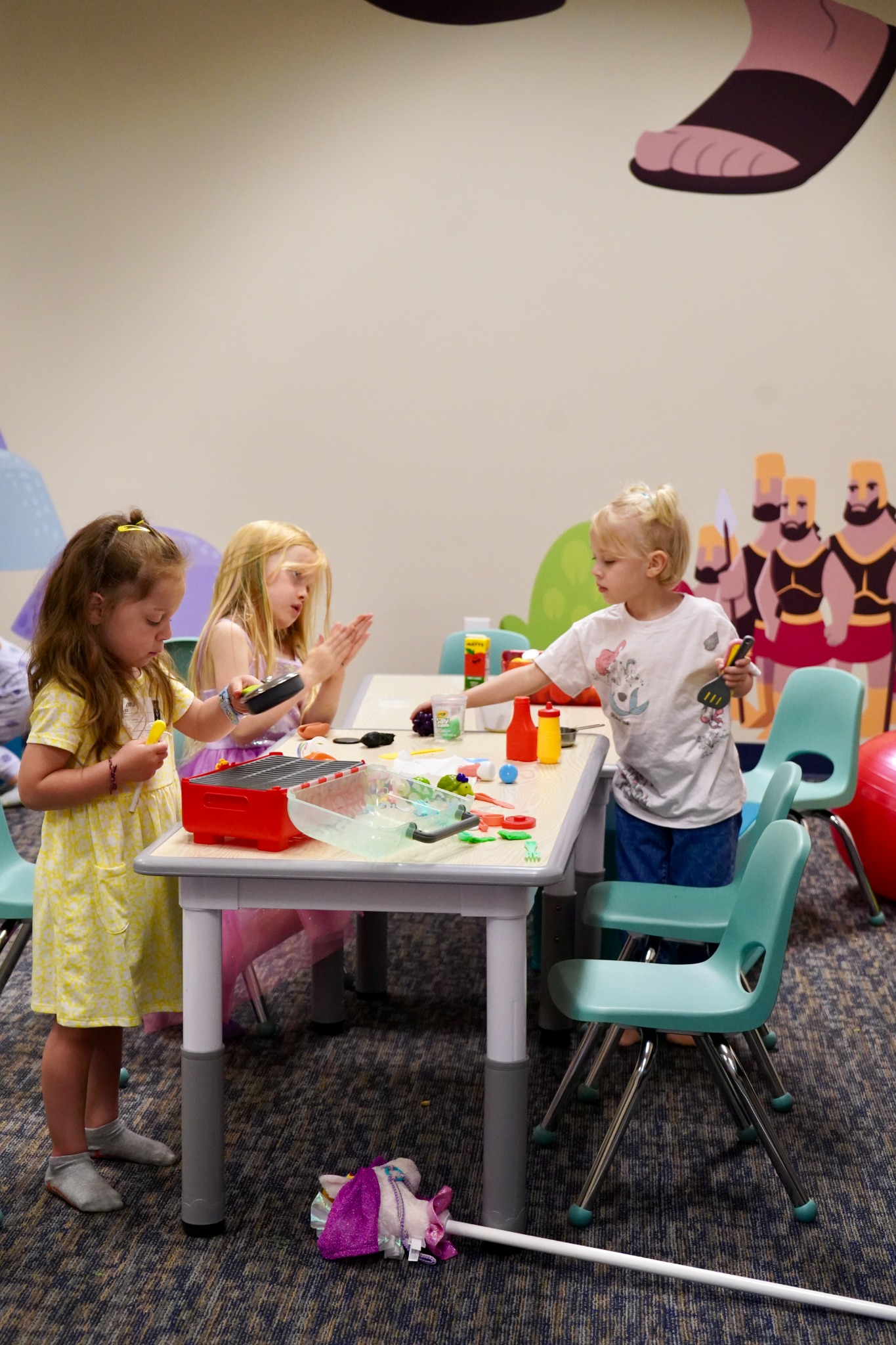 Children playing together at a table in Bethesda Kids.